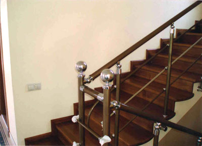 Комбинированная лестница «Round Arch» с металлическим ограждением 020