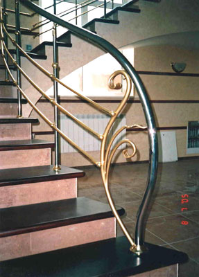 Комбинированная лестница «Round Arch» с металлическим ограждением 026
