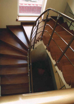 Комбинированная лестница «Round Arch» с металлическим ограждением 021